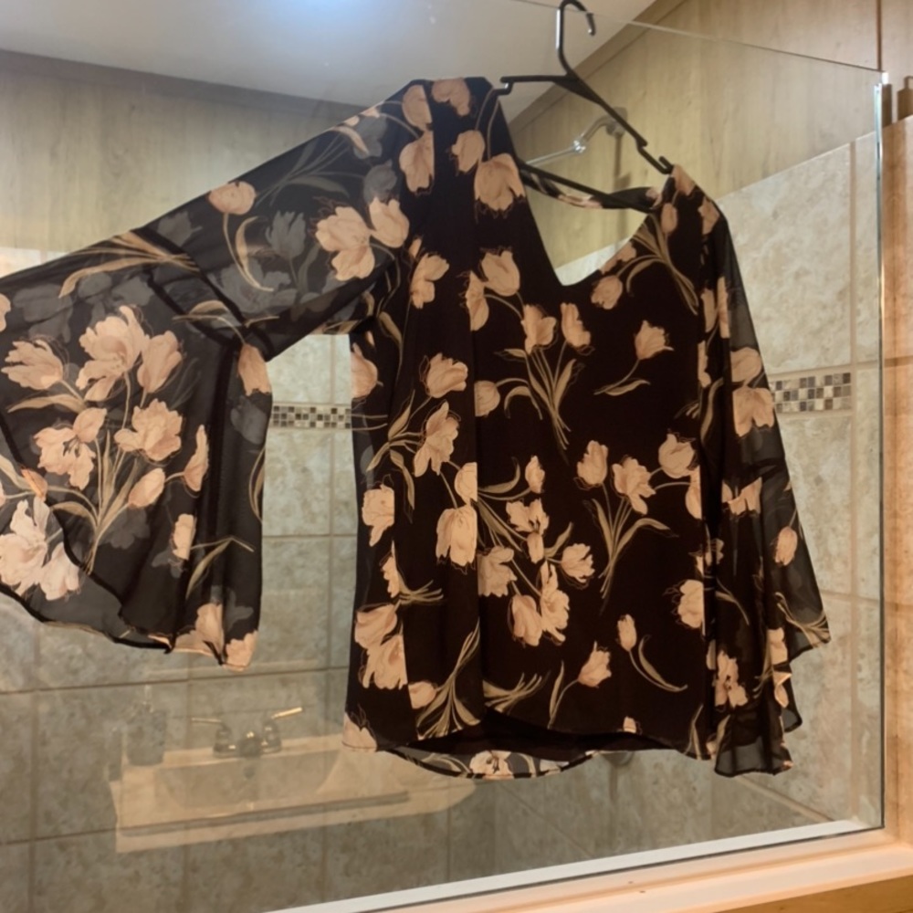 NAVY FLORAL CHARMING CHARLIE BOUTIQUE BLOUSE.